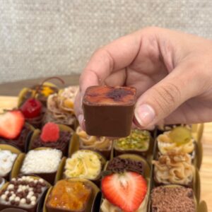 Brigadeiro branco com geleia de morango (copinho)